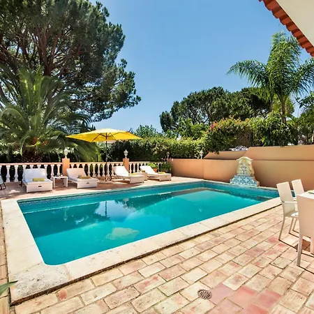 Villa 4 Bedrooms Private Pool Close To Amenities Quarteira