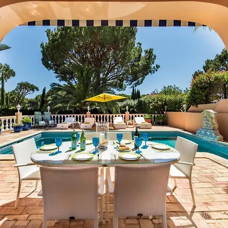 4 Bedrooms Private Pool Close To Amenities *