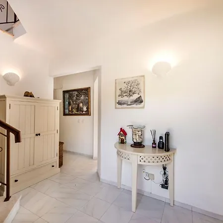 4 Bedrooms Private Pool Close To Amenities Villa