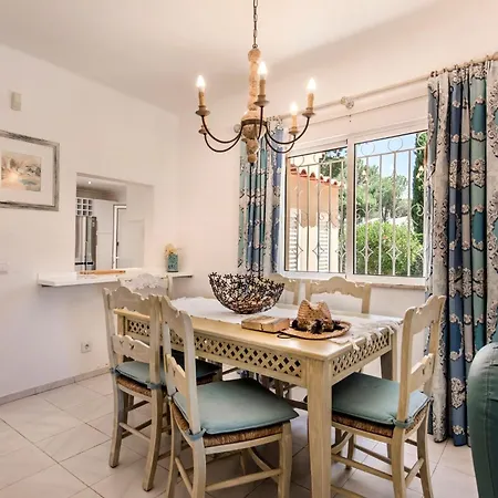 4 Bedrooms Private Pool Close To Amenities * Quarteira