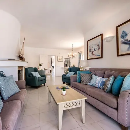 4 Bedrooms Private Pool Close To Amenities Quarteira
