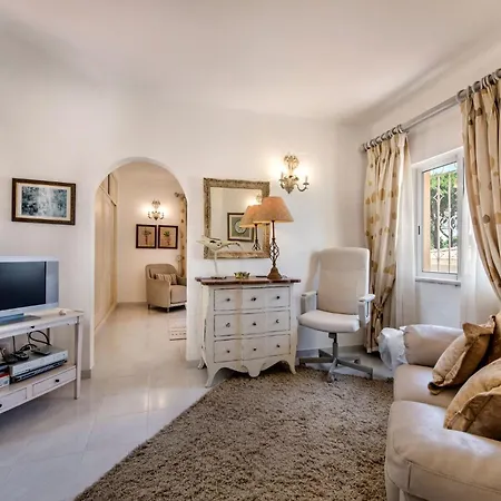 Villa 4 Bedrooms Private Pool Close To Amenities