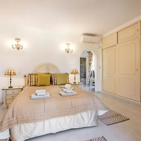 Villa 4 Bedrooms Private Pool Close To Amenities *