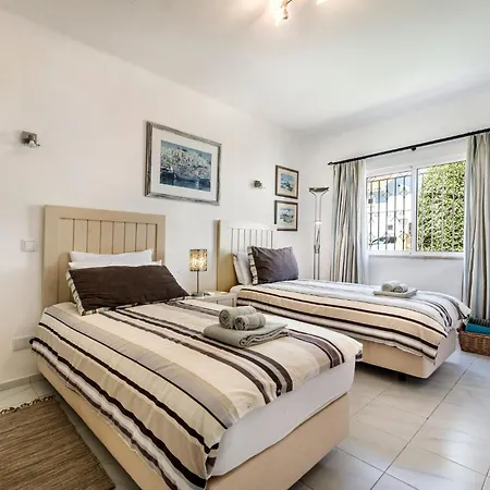 Villa 4 Bedrooms Private Pool Close To Amenities