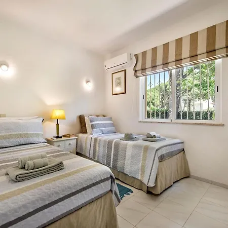 4 Bedrooms Private Pool Close To Amenities Villa