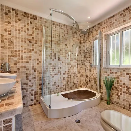 4 Bedrooms Private Pool Close To Amenities Quarteira