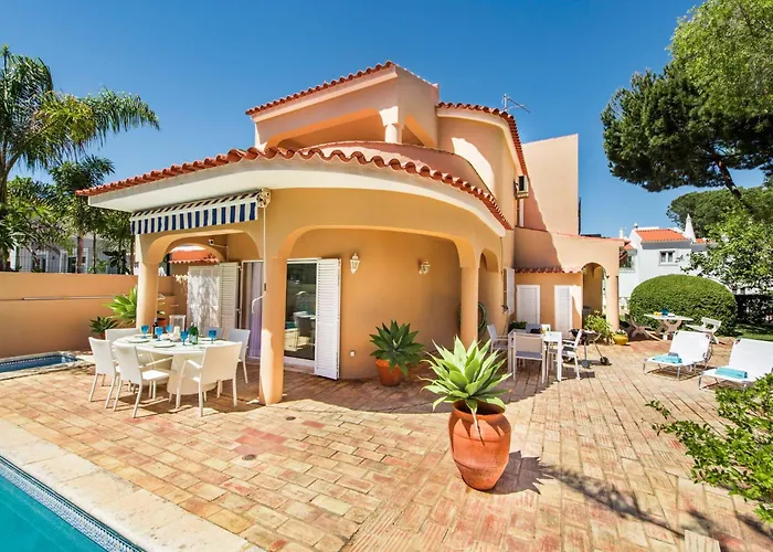 4 Bedrooms Private Pool Close To Amenities * Quarteira