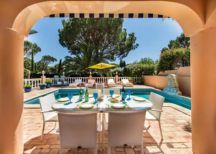 4 Bedrooms Private Pool Close To Amenities *
