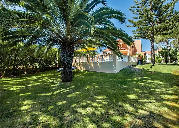 4 Bedrooms Private Pool Close To Amenities *