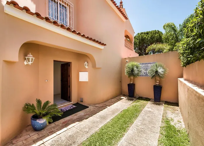 Villa 4 Bedrooms Private Pool Close To Amenities