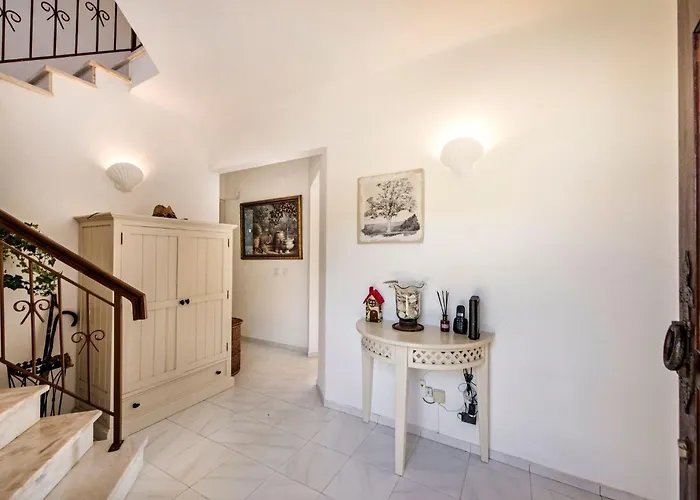 4 Bedrooms Private Pool Close To Amenities Villa