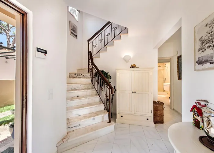 4 Bedrooms Private Pool Close To Amenities Quarteira