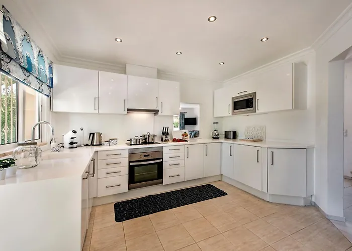 4 Bedrooms Private Pool Close To Amenities Villa