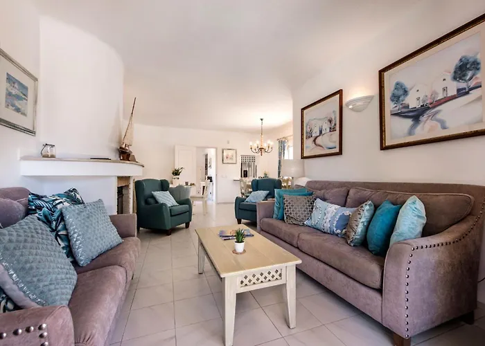 4 Bedrooms Private Pool Close To Amenities Quarteira