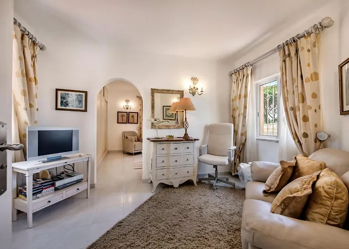 Villa 4 Bedrooms Private Pool Close To Amenities