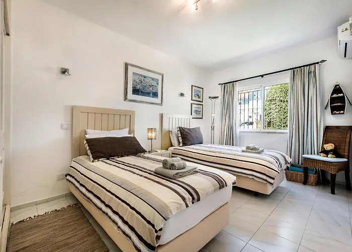 Villa 4 Bedrooms Private Pool Close To Amenities