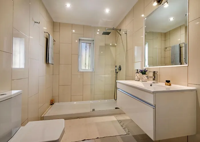 4 Bedrooms Private Pool Close To Amenities