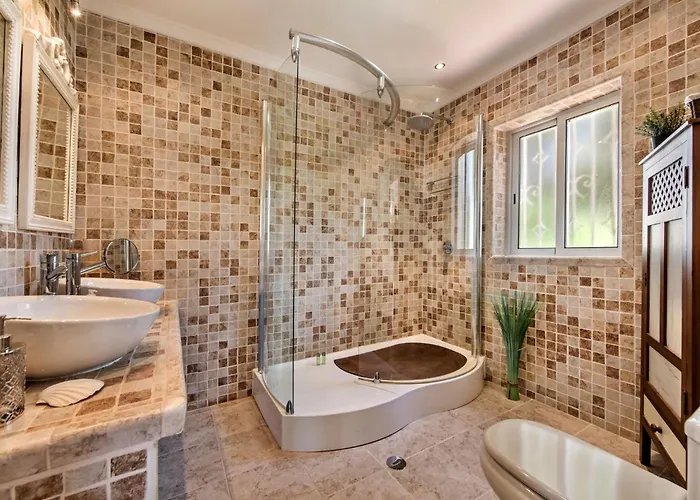 4 Bedrooms Private Pool Close To Amenities Quarteira