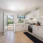 4 Bedrooms Private Pool Close To Amenities *