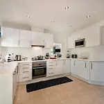 4 Bedrooms Private Pool Close To Amenities Villa