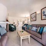 4 Bedrooms Private Pool Close To Amenities Quarteira