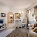 Villa 4 Bedrooms Private Pool Close To Amenities