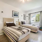 Villa 4 Bedrooms Private Pool Close To Amenities