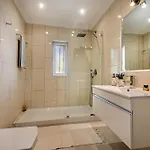 4 Bedrooms Private Pool Close To Amenities