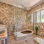 4 Bedrooms Private Pool Close To Amenities Quarteira