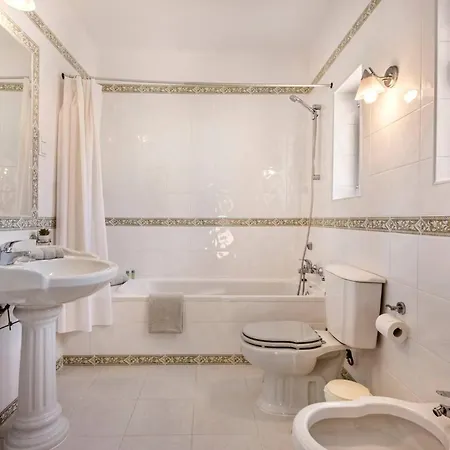 4 Beds, Private Pool, Close To Amenities Villa Quarteira