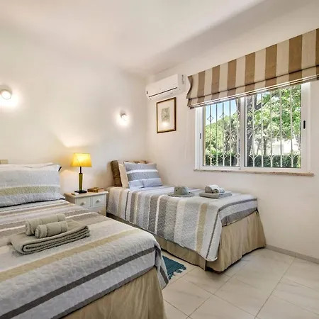Villa 4 Bedrooms Private Pool Close To Amenities Quarteira