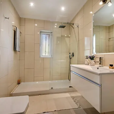 4 Beds, Private Pool, Close To Amenities Quarteira