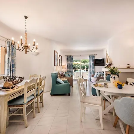 4 Beds, Private Pool, Close To Amenities Villa Quarteira