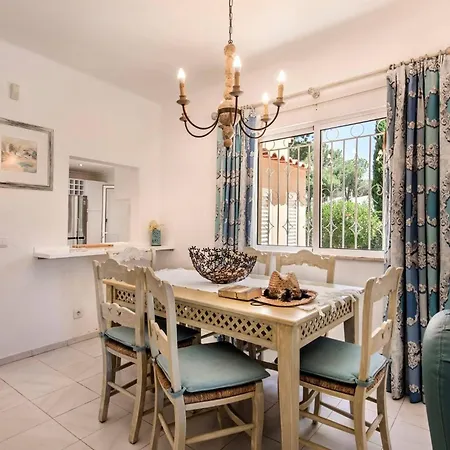 4 Bedrooms Private Pool Close To Amenities *