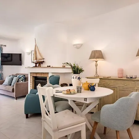 4 Bedrooms Private Pool Close To Amenities Quarteira