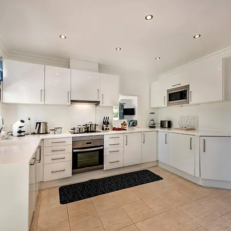 4 Beds, Private Pool, Close To Amenities