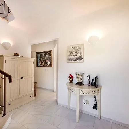 4 Beds, Private Pool, Close To Amenities Villa *