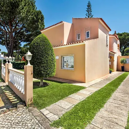 4 Beds, Private Pool, Close To Amenities Villa Quarteira
