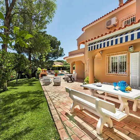 4 Bedrooms Private Pool Close To Amenities