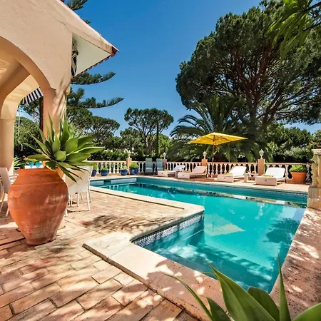 4 Bedrooms Private Pool Close To Amenities
