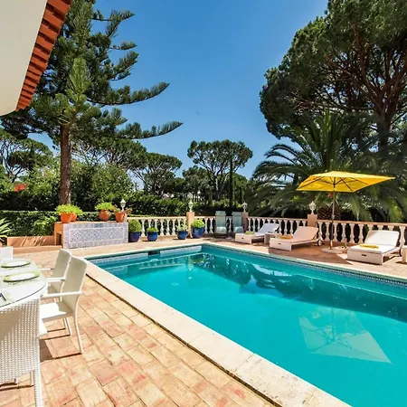 4 Beds, Private Pool, Close To Amenities Villa Quarteira