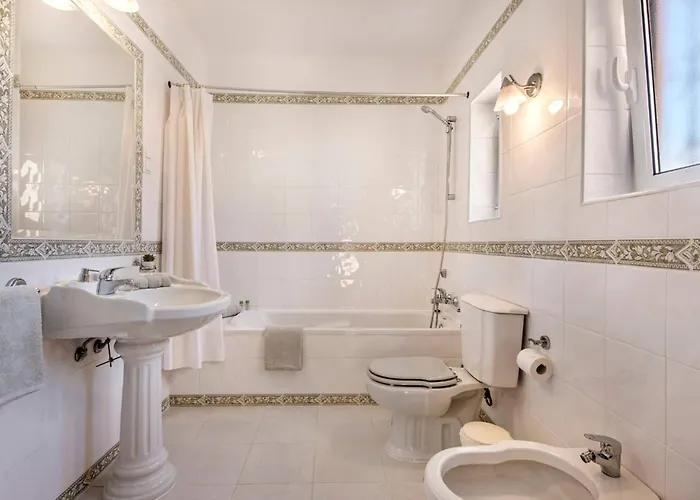 4 Bedrooms Private Pool Close To Amenities Villa Quarteira