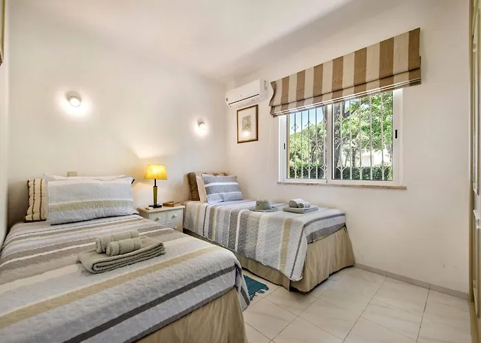 Villa 4 Bedrooms Private Pool Close To Amenities Quarteira