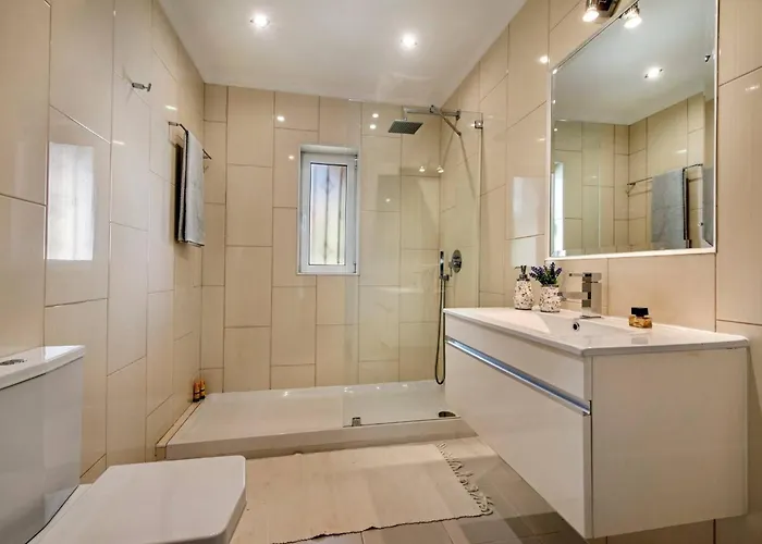 4 Bedrooms Private Pool Close To Amenities Quarteira