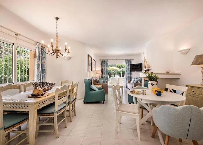 4 Bedrooms Private Pool Close To Amenities Villa Quarteira