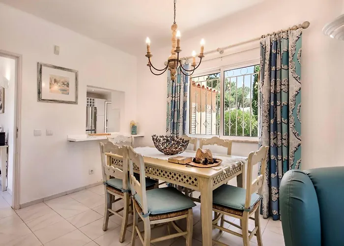 4 Bedrooms Private Pool Close To Amenities *