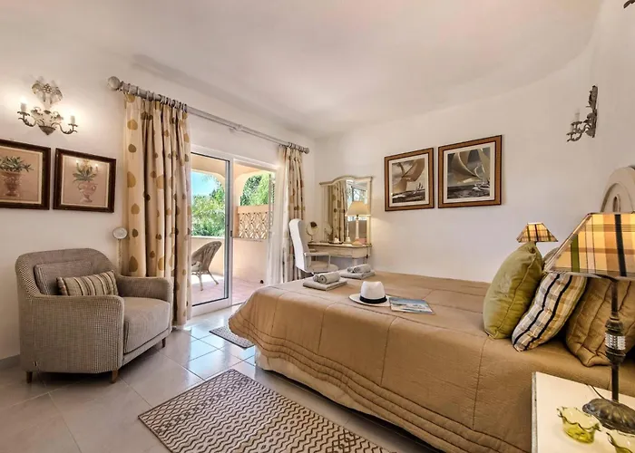 4 Bedrooms Private Pool Close To Amenities * Quarteira