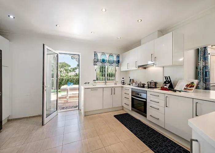 4 Bedrooms Private Pool Close To Amenities Villa