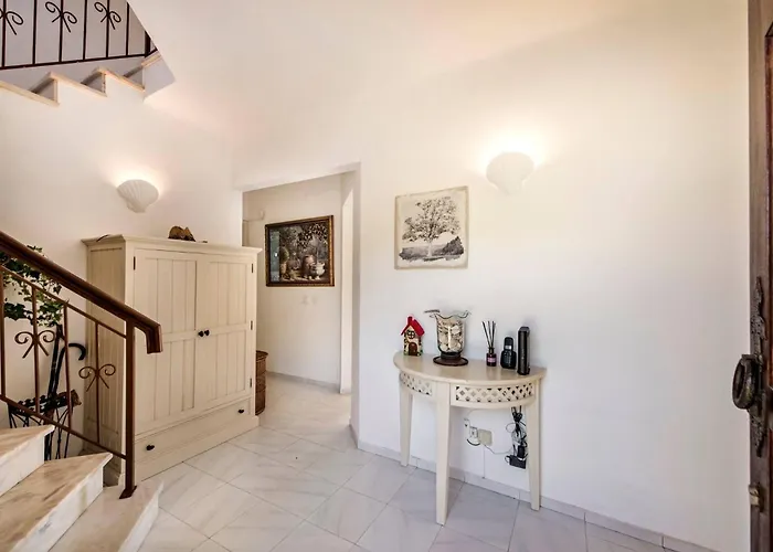 4 Bedrooms Private Pool Close To Amenities Villa *