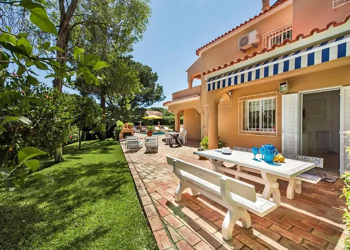 4 Bedrooms Private Pool Close To Amenities